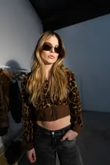 Campera corta con cierre frontal, de pelo sintético con estampado animal print.