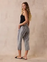 Pantalón capri de lino estampado marca Dash, con pretina ancha elastizada y bolsillos inclinados en la parte delantera.
