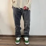 Pantalón de jean gris oscuro, corte holgado.