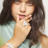 Anillo de aleación de metales con baño de plata, con forma de corazón tridimensional y liso.