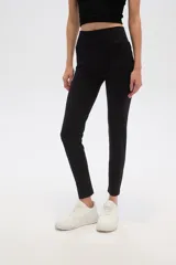 Calza larga color marrón topo, de poliamida, tiro alto y calce ajustado.