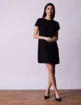 Vestido corto negro de seda fría, marca Tash & Sophie. Tiene cuello redondo y mangas con volados.
