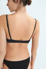 Soutien de taza soft sin aro, color negro, con tirantes finos ajustables y elástico con logo en el contorno inferior.