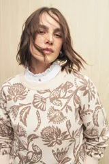 Sweater de algodón tejido en jacquard con diseño floral y de aves. Cuello redondo, puños y ruedo acanalados.