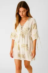 Túnica de algodón color crudo con estampado de motivos marinos en dorado. Tiene escote en V con cordones y mangas 3/4 con lazos.