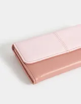 Billetera de cuerina bicolor, rosa claro y rosa viejo, con solapa con broche a presión y cierre trasero con tirador decorativo.
