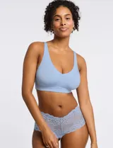 Bralette de lycra negro sin aro, marca Montelle. Tiene copa interna removible, breteles fijos regulables y broche trasero de tres posiciones.