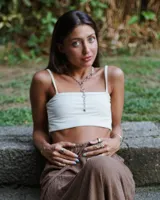 Collar plateado de alpaca con eslabones de diferentes formas y tamaños.