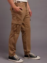 Pantalón cargo color marrón claro, corte skinny, con bolsillos laterales con fuelle y solapa.