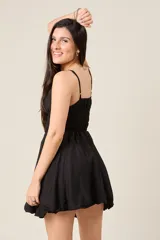 Vestido corto celeste con breteles finos, escote fruncido con lazo y falda con corte globo.