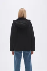 Campera negra con capucha y forro de piel sintética.