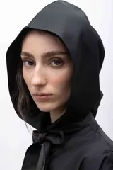 Capucha deportiva negra ajustable confeccionada en microfibra repelente al agua, con tiras para atar.