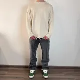 Pantalón de jean gris oscuro, corte holgado.