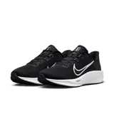Championes de running Nike Quest 6, color negro con detalles en blanco.
