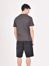 Remera gris oscuro con estampado frontal con la frase "In the blur of life find your focus".