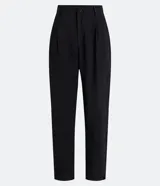 Pantalón negro de viscosa, modelo carrot, corte sastrería, con bolsillos laterales y botón en la cintura.
