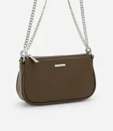 Bolso baguette marrón de cuero sintético con correa de cadena plateada desmontable y cierre de cremallera.