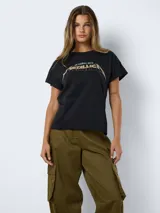 Remera negra de algodón con estampado del logo de la banda de rock Metallica en color dorado.