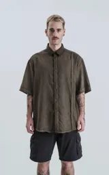 Camisa manga corta color verde militar, de corte amplio y confeccionada en lino.