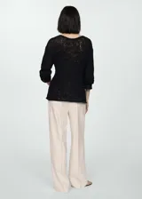 Pantalón de vestir color beige, de corte wide leg, tiro medio y pinzas frontales.