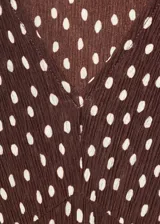 Vestido midi marrón con estampado de lunares blancos, escote en V, mangas cortas abullonadas y corte entallado.