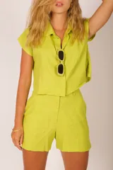 Short de vestir color rosado, de tiro alto, con bolsillos laterales y presillas para cinturón.