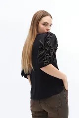 Remera blanca de lyocell y algodón, con mangas cortas con volados con contraste de color.