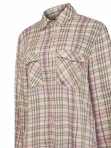 Camisa de manga larga con estampado de cuadros en tonos beige, rosa y gris. Tiene cuello camisero, cierre con botones y dos bolsillos con solapa en el pecho.