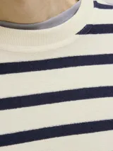 Buzo de manga larga con fit oversize cropped y cuello redondo. Mangas set-in para un mejor ajuste y comodidad. Confeccionado en tejido de rizo sin cepillar con superficie lisa y bucles internos.