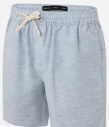 Bermuda masculina de sarga, color verde claro con estampado de rayas finas. Posee cintura elástica con cordón para ajuste y bolsillos.