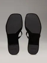 Sandalias Calvin Klein de goma color negro, con doble tira y logo en relieve.