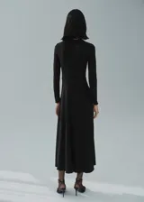 Vestido midi negro de corte recto y manga larga.