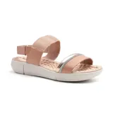 Sandalias bajas color rosa con tiras anchas y ajuste con velcro en el tobillo. Suela blanca con tecnología confort.