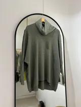 Polerón verde militar de corte oversize, con cuello drapeado y mangas largas caídas.