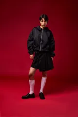 Mocasín negro de cuero con diseño clásico y cierre de cordones, ideal para ocasiones formales.