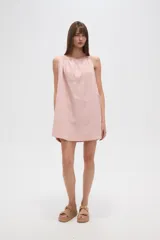 Vestido corto color salmón con rayas verticales en azul y negro, de corte suelto y tirantes finos.