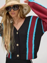 Saco crop con mangas semi-abultadas, hombro caído y puños acanalados. Paleta de colores tierra con pinceladas de colores vivos.