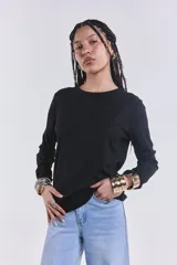 Remera básica de manga larga color negro, de corte recto y cuello redondo.
