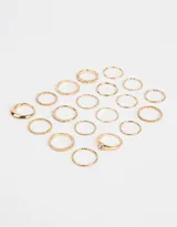 Set de 20 anillos dorados de diferentes formas y texturas.