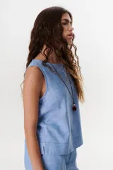 Musculosa celeste de lino con cuello redondo y corte recto.