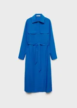 Vestido camisero midi color azul eléctrico, de corte recto, con cuello camisero, manga larga con puños abotonados, cierre frontal con botones, lazo ajustable en la cintura, dos bolsillos de parche en el pecho y aberturas laterales en el bajo. Confeccionado en tejido mezcla de lino y lyocell.