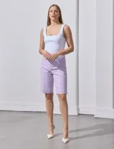 Bermuda color turquesa en gabardina elastizada, marca Zac & Rachel, con pretina ancha elastizada.