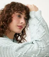 Cardigan largo color celeste, tejido en punto con textura en las mangas.