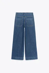 Pantalón de jean azul oscuro, de tiro alto, corte wide leg y relaxed fit.