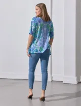Blusa de modal estampado en tonos azules y verdes, marca Ruby Rd. Tiene mangas cortas con abertura y apliques de brillos en el frente.