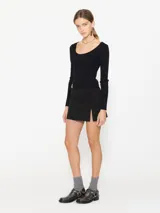 Top ajustado de punto color verde, con cuello redondo y mangas largas, diseñado para un fit al cuerpo.