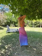 Vestido largo strapless con abertura lateral, color rosa con degradado a lila.