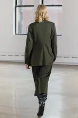 Blazer de Zara Woman Collection color verde musgo, de corte recto, con cuello solapa y manga larga. Tiene bolsillos de vivo en el delantero y cierre frontal cruzado con un botón.