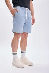 Bermuda de jean celeste con corte a la rodilla.