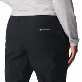 Pantalón de trekking color marrón claro, con protección solar UPF 50, repelente al agua y a las manchas. Cuenta con rodillas articuladas, puños cónicos, bolsillos con cremallera y detalles reflectantes.